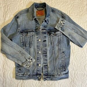 Levi's Denim Jean Jacket Woman's Size Medium Light Blue Wash Trucker Classic